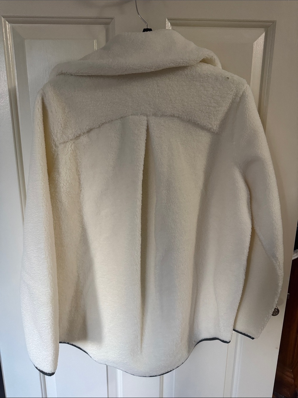 NWT SPANX Cream Sherpa Jacket with Black Trim and Zip Pocket-Size Medium - Picture 4 of 9